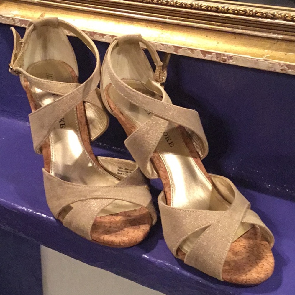 Size 8 tan/gold linen and cork Audrey Brooke heels